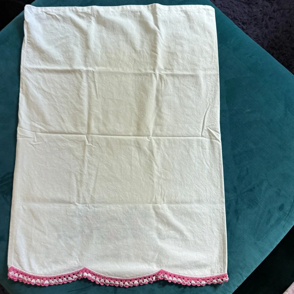 Vintage White Cotton Pillowcases‎ 2 Embroidered Floral Pink Scalloped Crochet